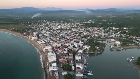 Drone-Aéreo-Paisaje-Urbano-De-Barra-De-Navidad-Playa-Mexicana-Ciudad-De-Verano-Mar-Azul-Ciudad-Turística