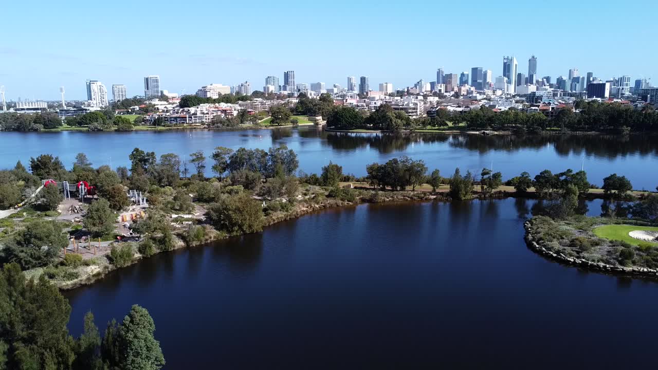 vista aérea del horizonte de la ciudad de perth y el río swan en australia occidental