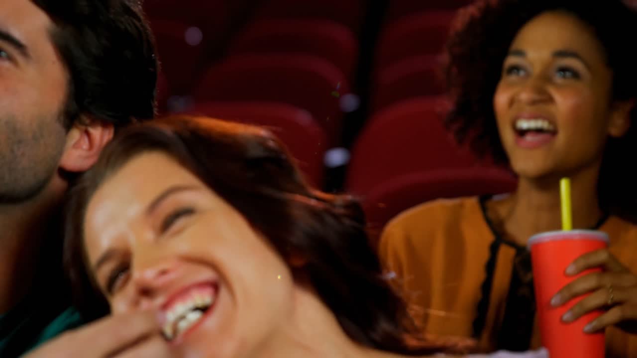 pareja viendo una película en el cine 4k