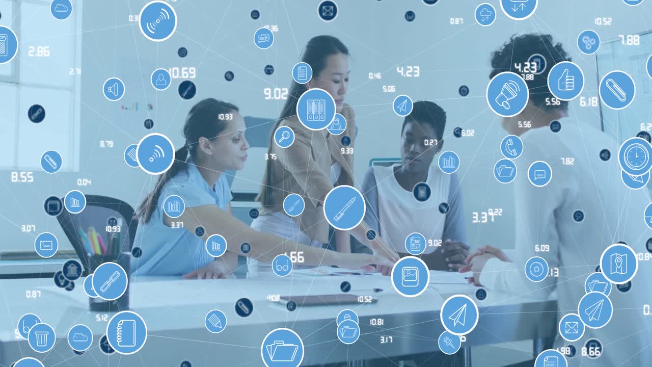 사무실에서 블루프린트를 논의하는 다양한 여성들에 대한 연결된 컴퓨터 아이콘과 숫자의 애니메이션
