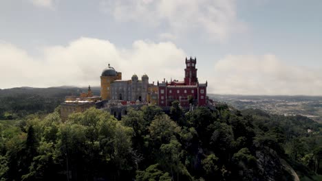 Castillo-De-Cuento-De-Hadas-En-La-Cima-De-Una-Colina,-Palacio-De-Pena-En-Sintra,-Portugal