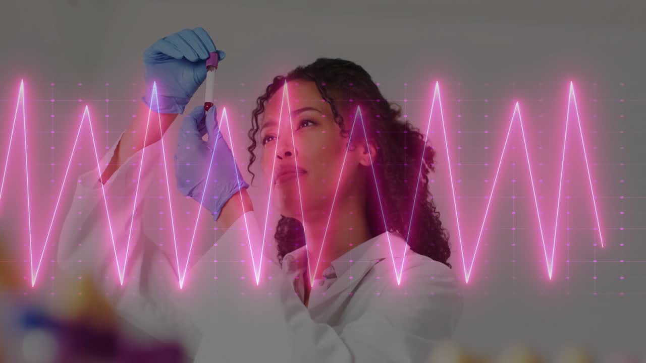 Cientista com luvas levantando o tubo de ensaio e girando a amostra para teste de saúde com grade de forma de onda néon.