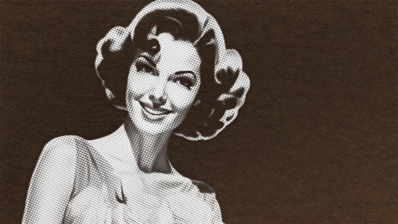 Videostills i vintagestil af en smilende kvinde med retrokrøller, optaget fra en lav engel