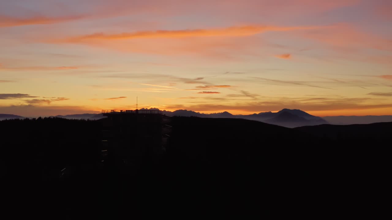 puesta de sol sobre las montañas y la torre de vigilancia en el frente, rogla, pohorje, retiro recreativo de eslovenia