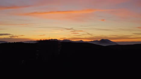 puesta de sol sobre las montañas y la torre de vigilancia en el frente, rogla, pohorje, retiro recreativo de eslovenia