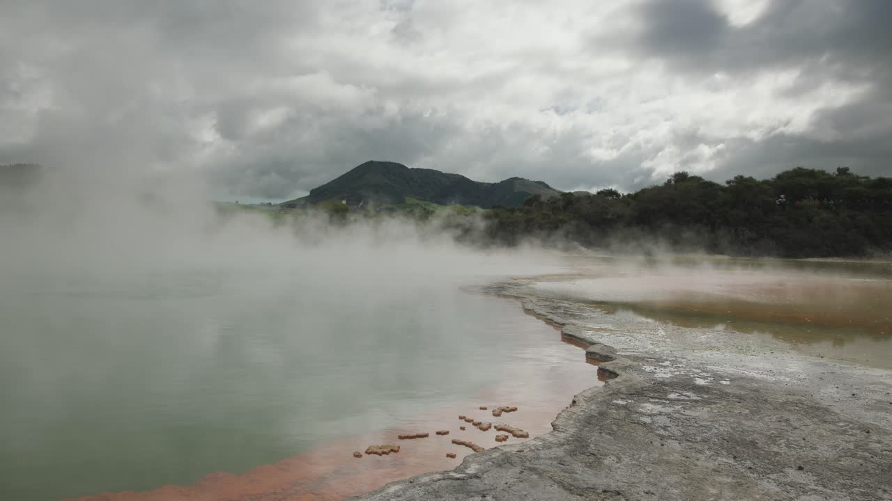 actividad geológica paisaje volcánico, piscina caliente