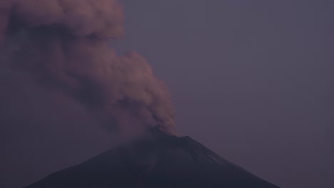Zeitraffervideo-Eines-Vulkans,-Der-Am-Frühen-Morgen-Rauch-Ausstößt