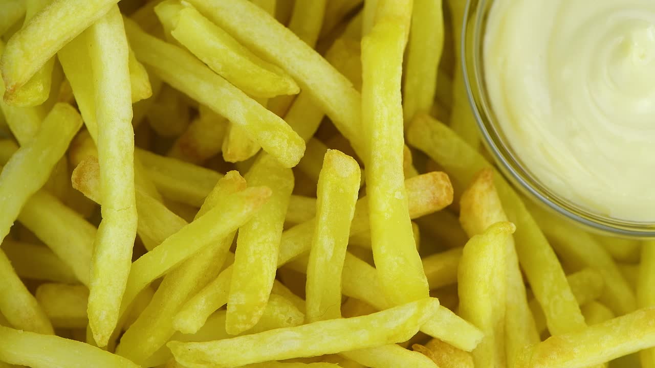 porción de patatas fritas recién hechas en un plato giratorio (loopable sin costuras)