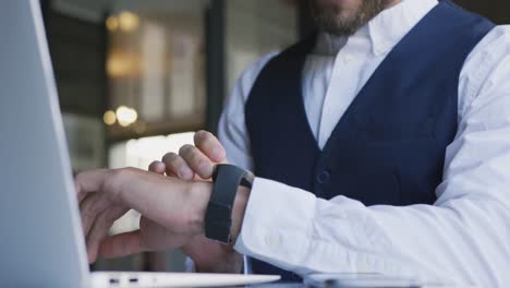 joven profesional en una cafetería