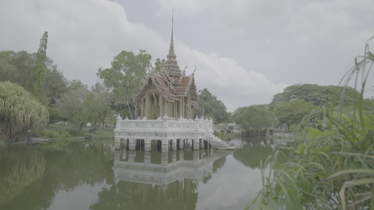 Ngôi đền đẹp và rừng nhiệt đới của Công viên Suan Luang với tầm nhìn ra hồ ở Bangkok, 4K LOG với chuyển động gimbal mượt mà.