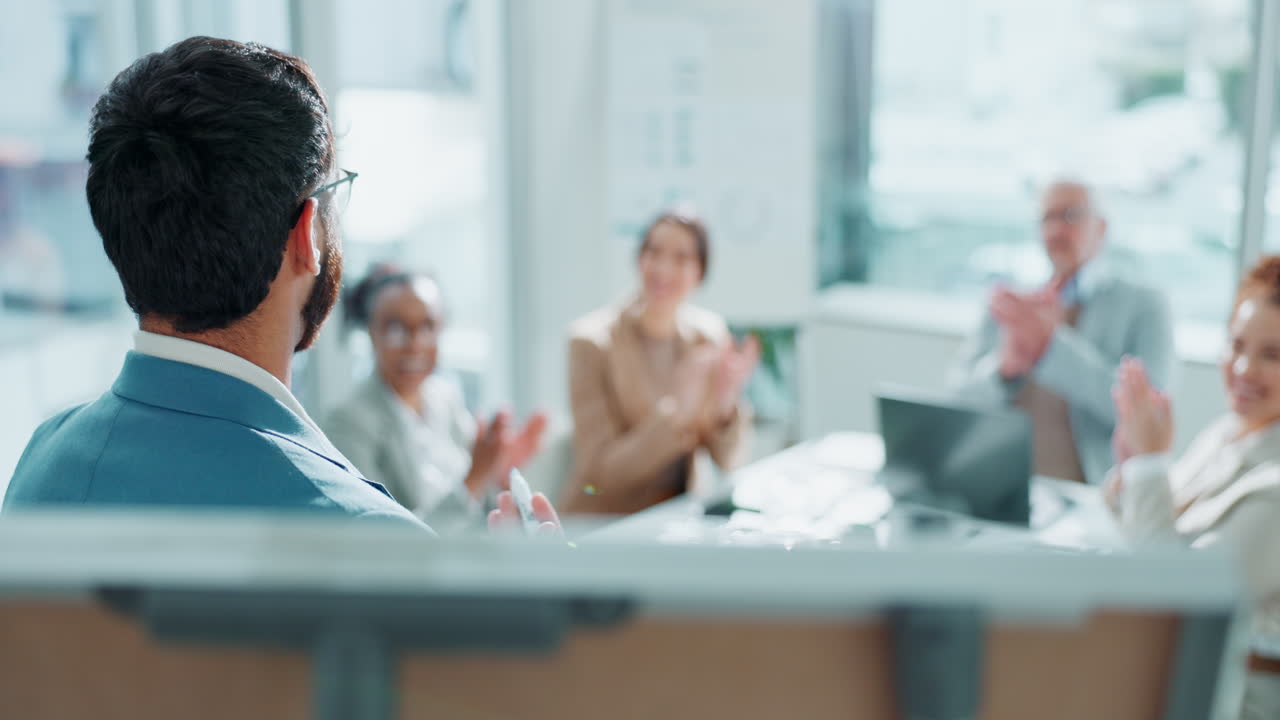 다양한 팀과 함께 비즈니스 회의