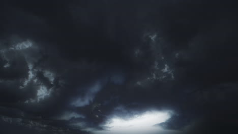 Nubes-De-Tormenta-Reales-épicas-Con-Relámpagos