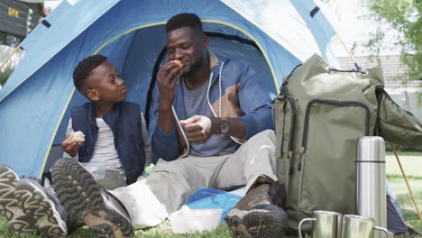 Padre-E-Hijo-Afroamericanos-Disfrutan-De-Una-Comida-Dentro-De-Una-Tienda-De-Campaña