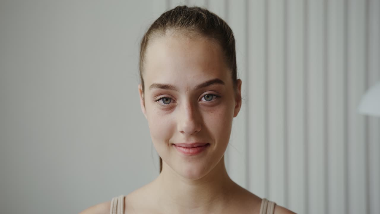 портрет улыбающейся молодой женщины