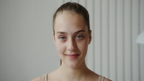 retrato de una joven sonriente