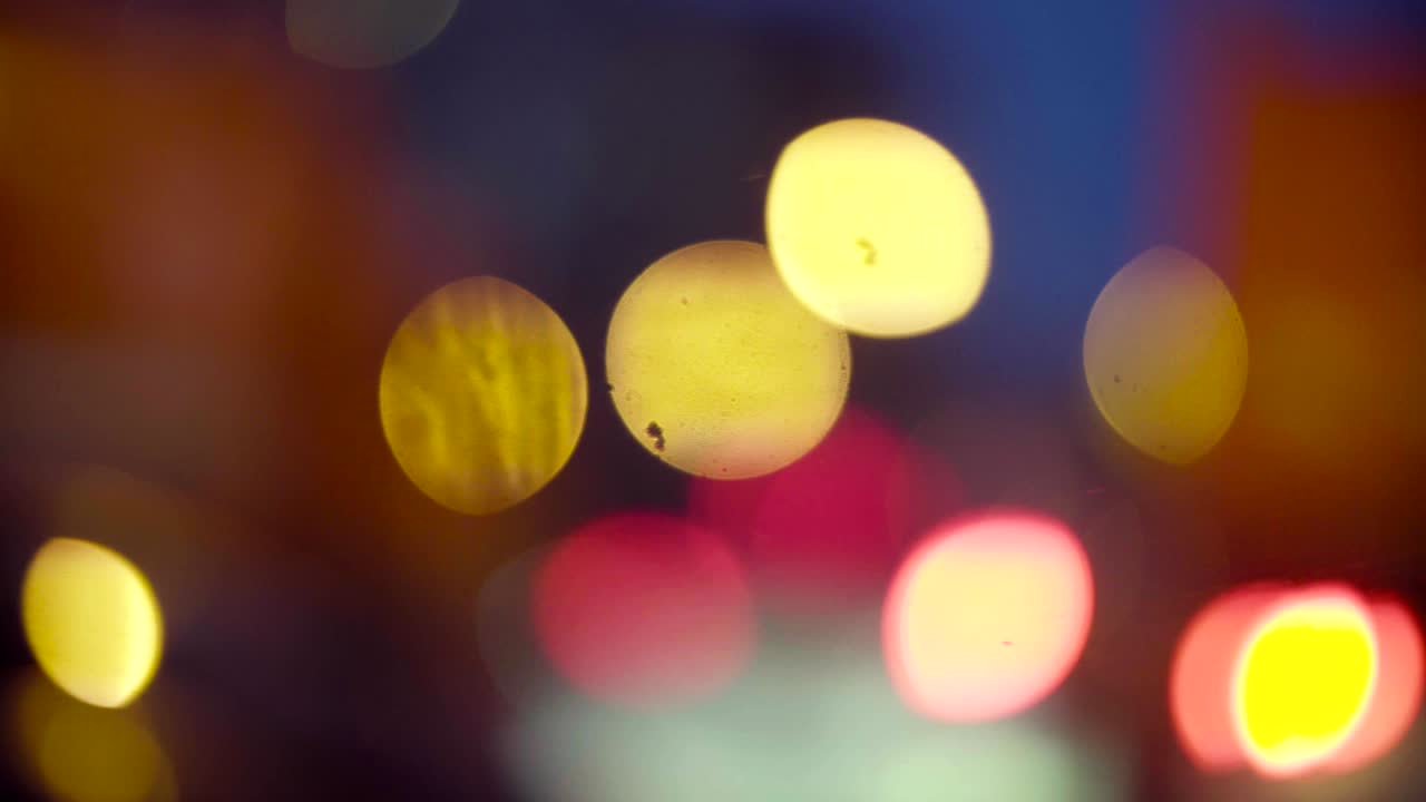 semáforos desenfocados por la noche en moscú