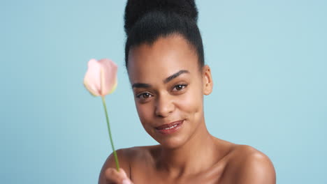 Mujer-Negra,-Flor-De-Lirio-De-La-Paz