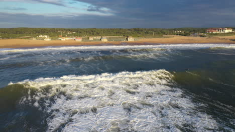 Sonnenuntergang-über-Großen-Wellen,-Die-An-Einem-Strandufer-In-Anglet-La-Barre-Surfen