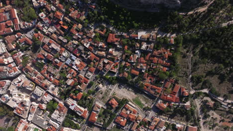 fotografía aérea de arriba hacia abajo sobre la ciudad vieja de atenas y la acrópolis