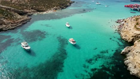 Vista-Aérea-De-Drones-En-Paisajes-Asombrosos-De-La-Laguna-Azul-De-Comino,-Malta,-Mar-Mediterráneo