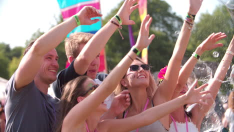 Freunde-Genießen-Seifenblasen-Auf-Einem-Musikfestival,-Zeitlupe