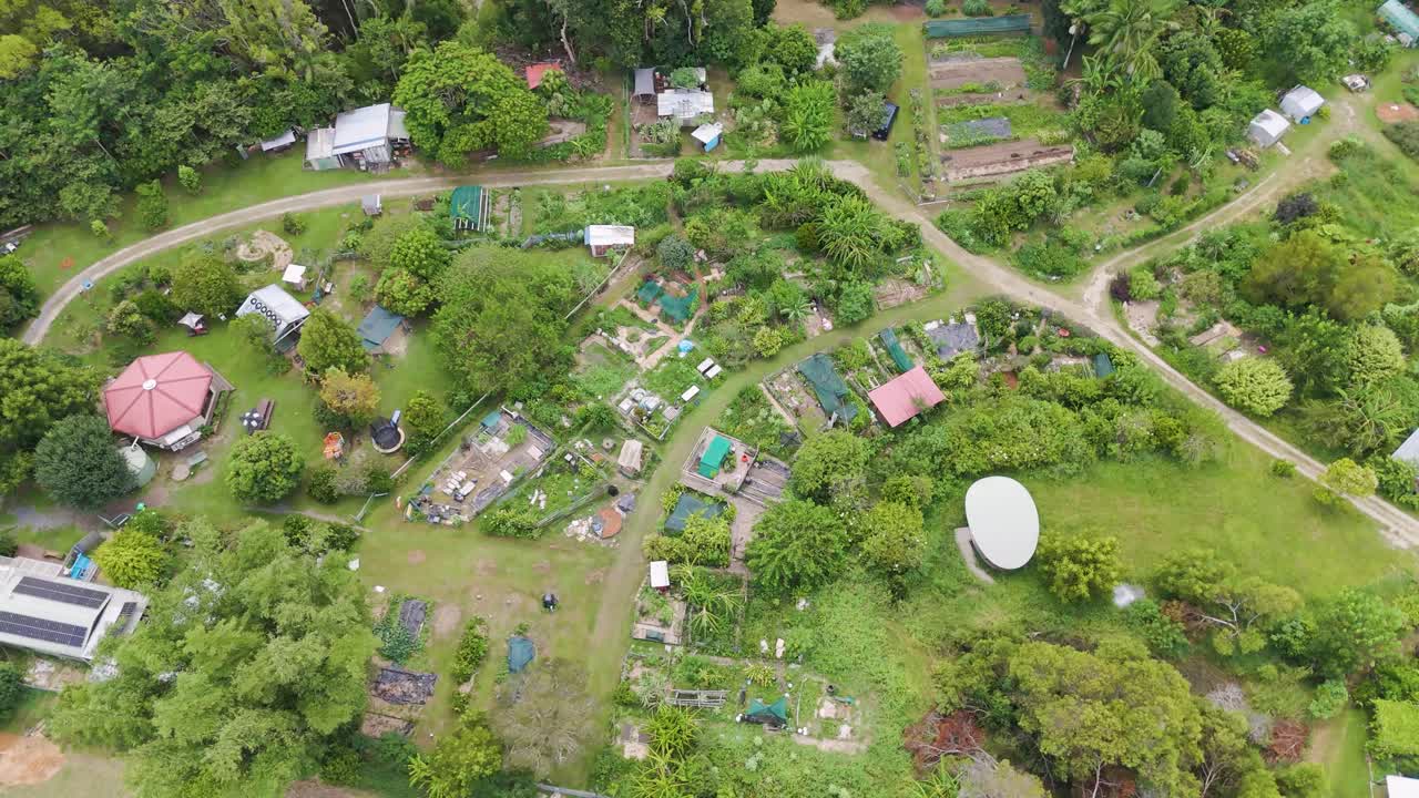 농촌 mullumbimby의 울창한 정원과 경로