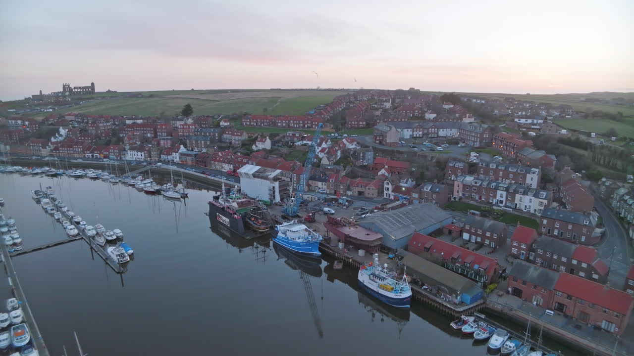 whitby north york moors heritage costa sobrevuelo de parkol marine tire hacia atrás a través del puerto y marina mavic 3 cine prores clip 4