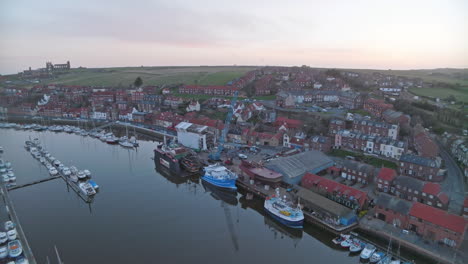 Whitby-North-York-Moors-Heritage-Costa-Sobrevuelo-De-Parkol-Marine-Tire-Hacia-Atrás-A-Través-Del-Puerto-Y-Marina-Mavic-3-Cine-Prores-Clip-4