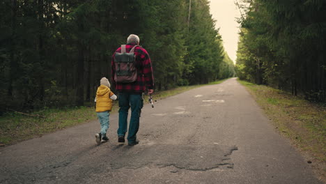 feliz fin de semana del abuelo y su pequeño nieto el anciano y el niño están caminando a pescar