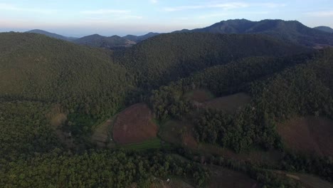 Bergige-Geländeantenne-Im-Norden-Von-Thailand