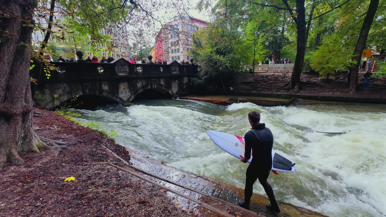Höst, surfare, älv, älvsurfing, morgon, Eisbachwelle, Eisbach, Isar-älven, München, Tyskland, Englischer Garten, konstgjord stående våg, turistattraktion, actionsport, trick, air reverse, drop
