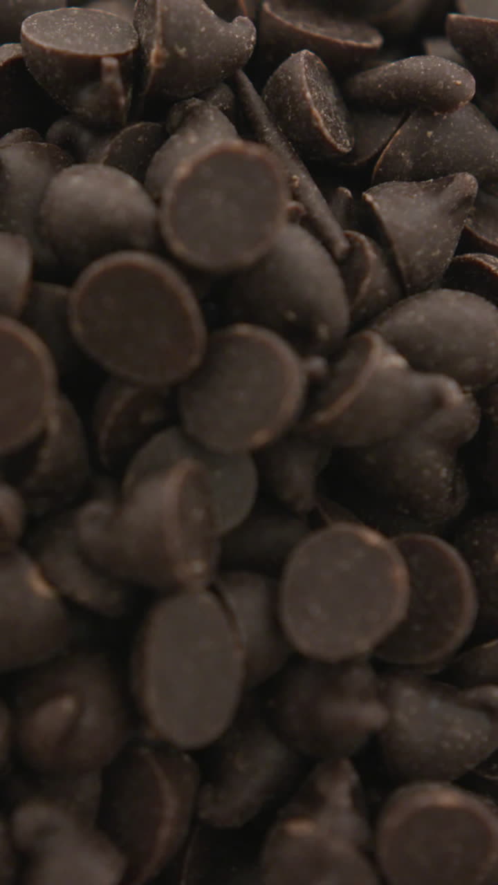 video de primer plano de varios trozos de chocolate sobre un fondo blanco