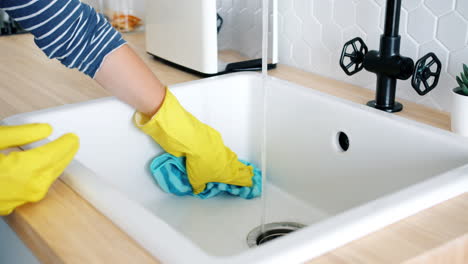 cleaning a kitchen sink