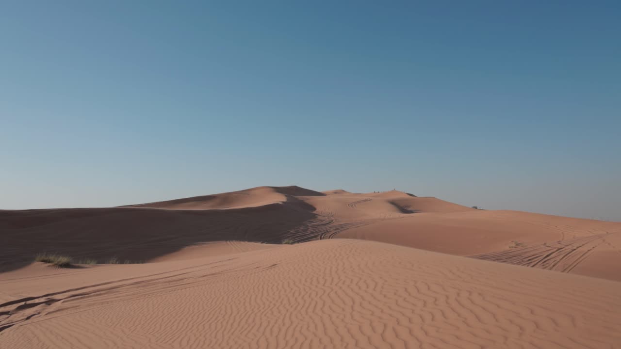textura de fondo natural de dunas de arena, olas azotadas por el viento a través de picos con sombras dramáticas, estática