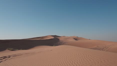 Textura-De-Fondo-De-Dunas-De-Arena-Naturales,-Olas-Azotadas-Por-El-Viento-En-Los-Picos-Con-Sombras-Dramáticas,-Estática