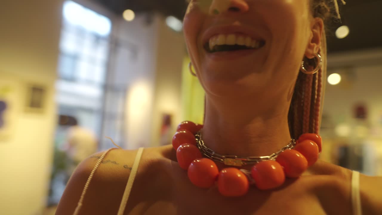Donna in una boutique che indossa una collana
