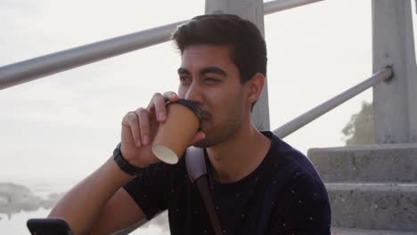 joven usando su teléfono