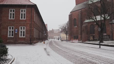 Toma-De-Una-Ventisca-En-Lüneburg,-Norte-De-Alemania