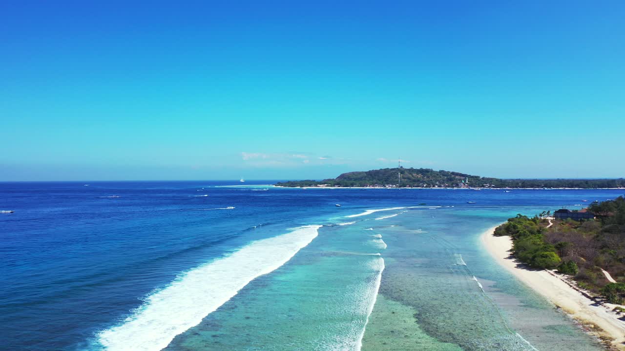 파도가 해변을 고