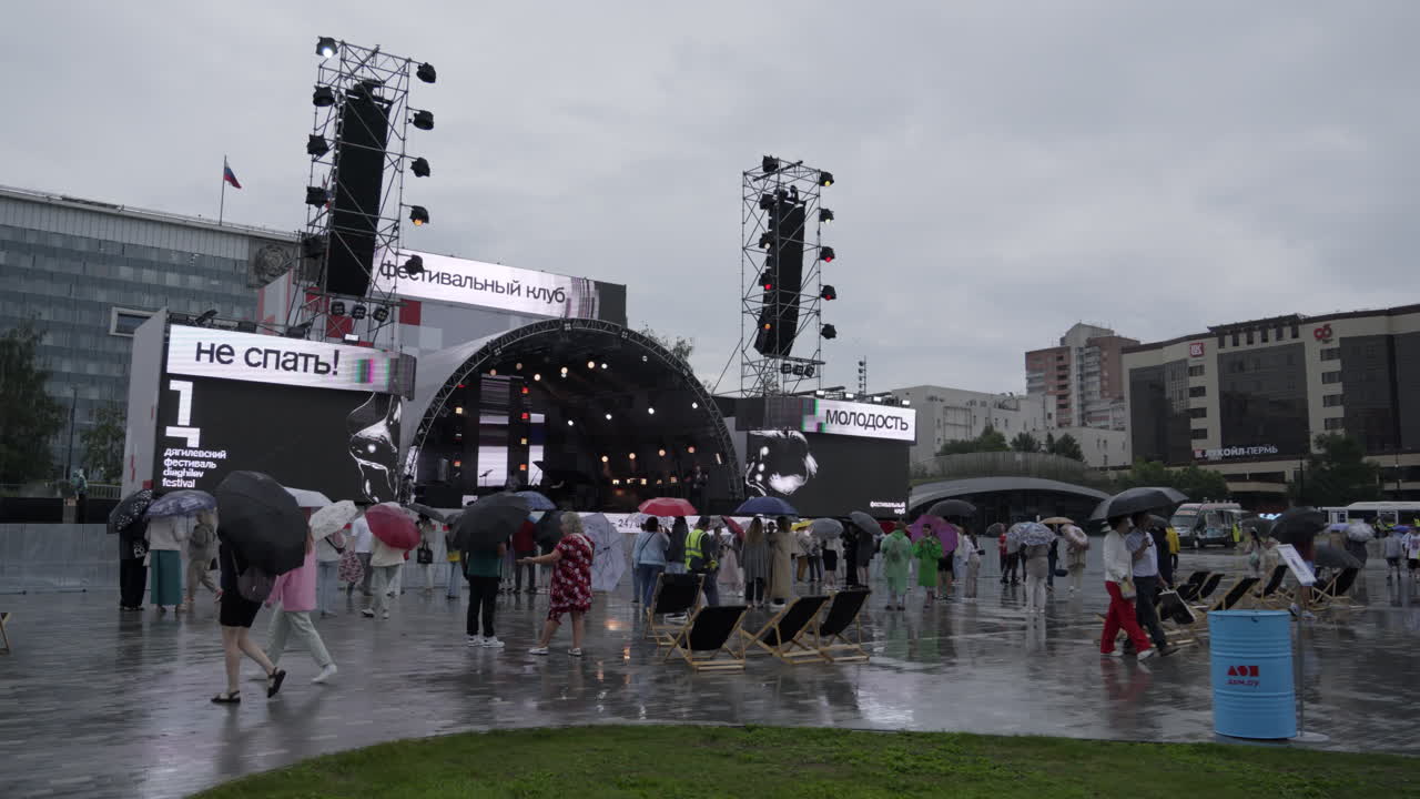 festival de música al aire libre bajo la lluvia