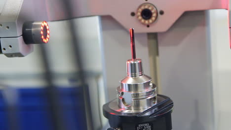 control de calidad de la parte de la máquina. procesamiento por láser de la parte metálica. rayos láser
