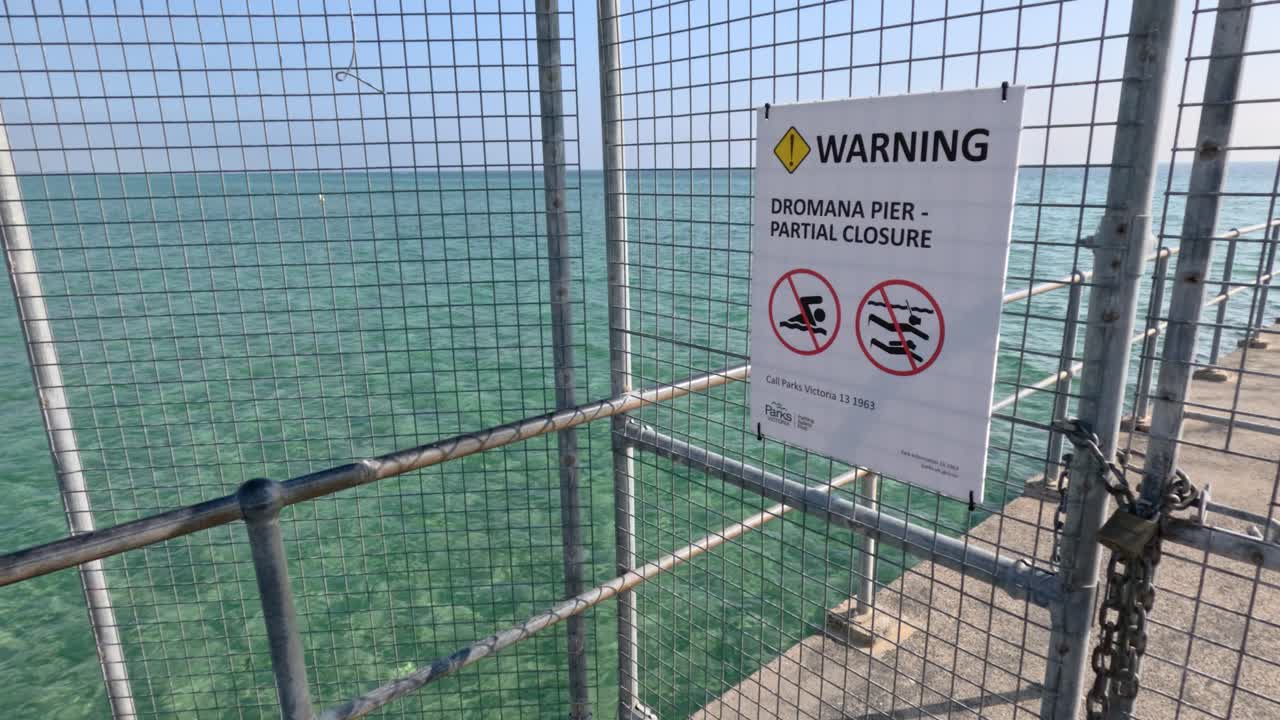 señal de advertencia que indica el cierre parcial del muelle