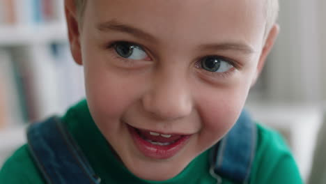 Retrato-De-Un-Niño-Pequeño-Feliz-Sonriendo-Con-Curiosidad-Natural-De-La-Infancia-Que-Parece-Un-Niño-Alegre-Con-Expresión-Juguetona-Inocente-Imágenes-De-4k