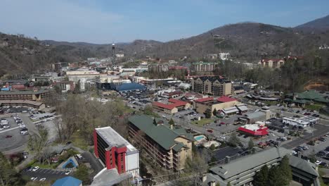 Vista-Aérea-Del-Hermoso-Destino-Turístico-En-Tennessee,-Gatlinburg