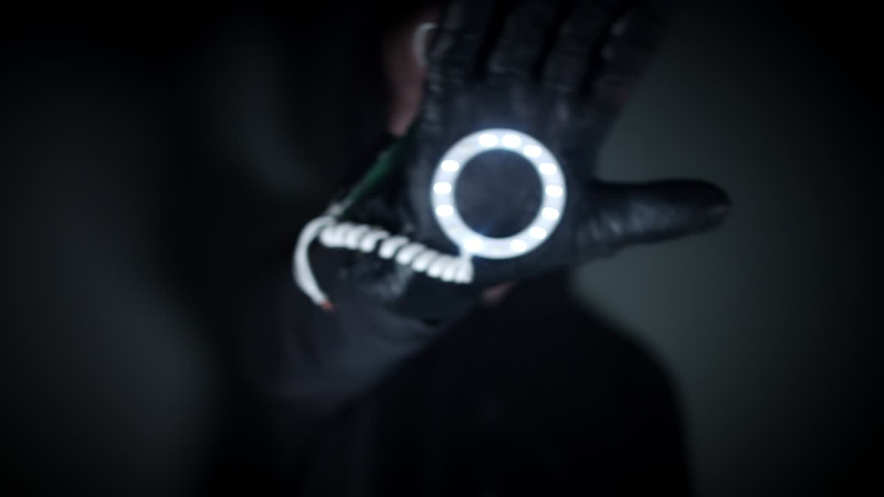 niño de 4k mostrando un guante electrónico de control remoto sin manos