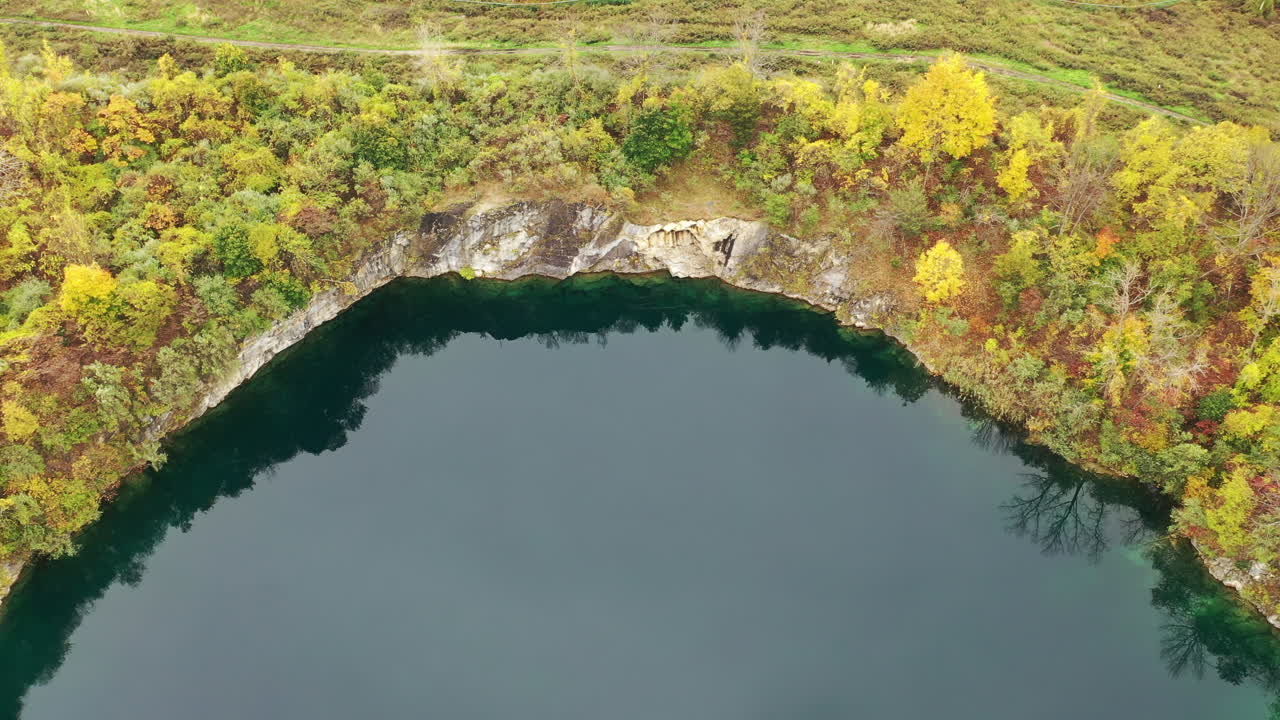 una vista de arriba hacia abajo sobre una cantera llena de agua verde