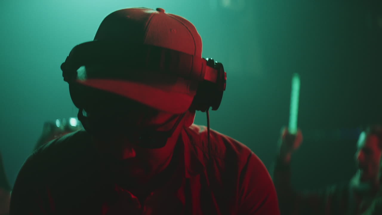 la escena de la fiesta en el club nocturno