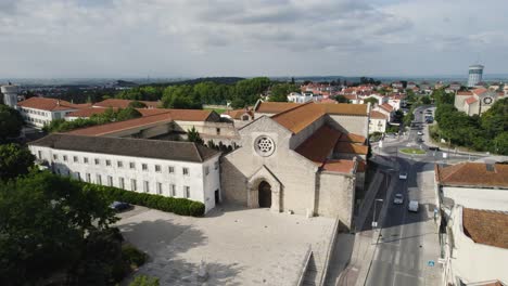 Luftaufnahme-Des-Convento-De-São-Francisco-In-Santarém,-Portugal,-Mit-Historischer-Architektur