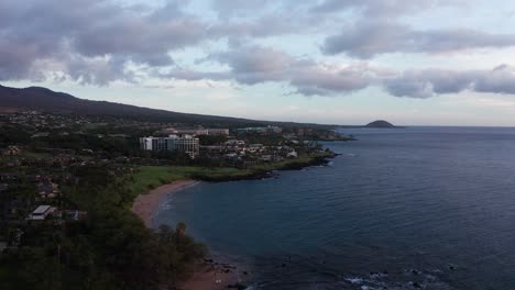 Toma-Aérea-Panorámica-Baja-De-Complejos-Turísticos-De-Playa-De-Lujo-En-Wailea-Durante-La-Puesta-De-Sol-En-El-Sur-De-Maui,-Hawai&#39;i