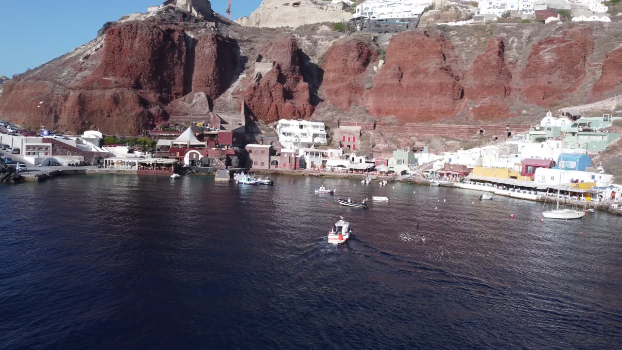 vista aérea del barco que se acerca al muelle ammoudi en la ciudad de oia en santorini grecia